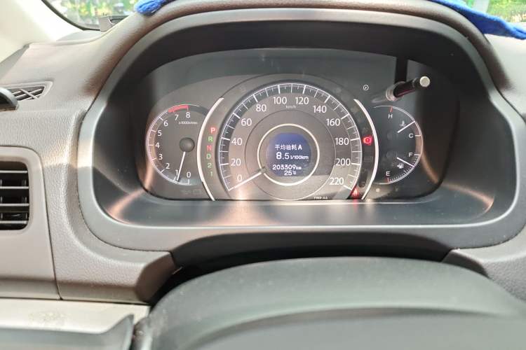 Used Honda CR-V 2012 2.0L two-wheel drive urban version Odometer Close Up