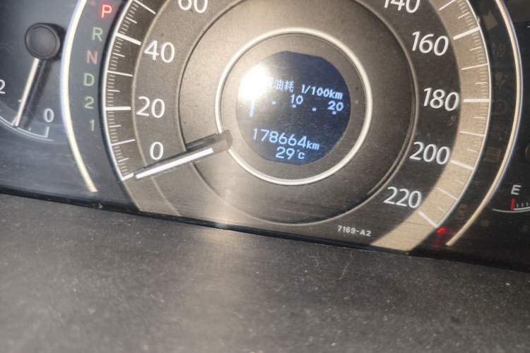 Used Honda CR-V 2012 2.0L two-wheel drive urban version Odometer Close Up