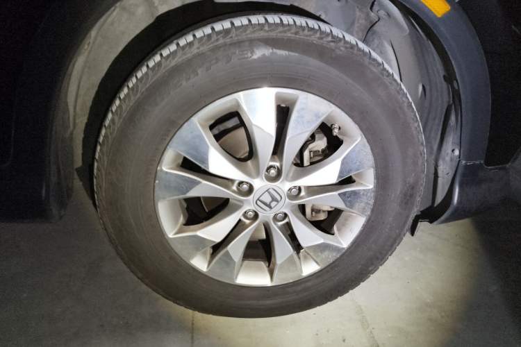 Used Honda CR-V 2012 2.4L four-wheel drive luxury version Right Front Wheel Hub