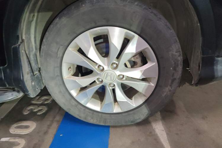 Used Honda CR-V 2012 2.4L four-wheel drive luxury version Right Front Wheel Hub