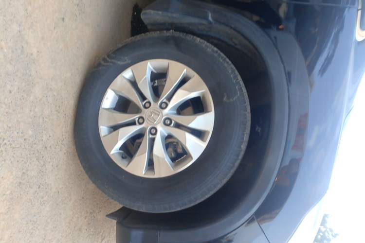 Used Honda CR-V 2012 2.4L four-wheel drive luxury version Right Front Wheel Hub