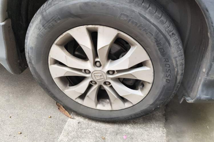 Used Honda CR-V 2012 2.4L four-wheel drive luxury version Right Front Wheel Hub