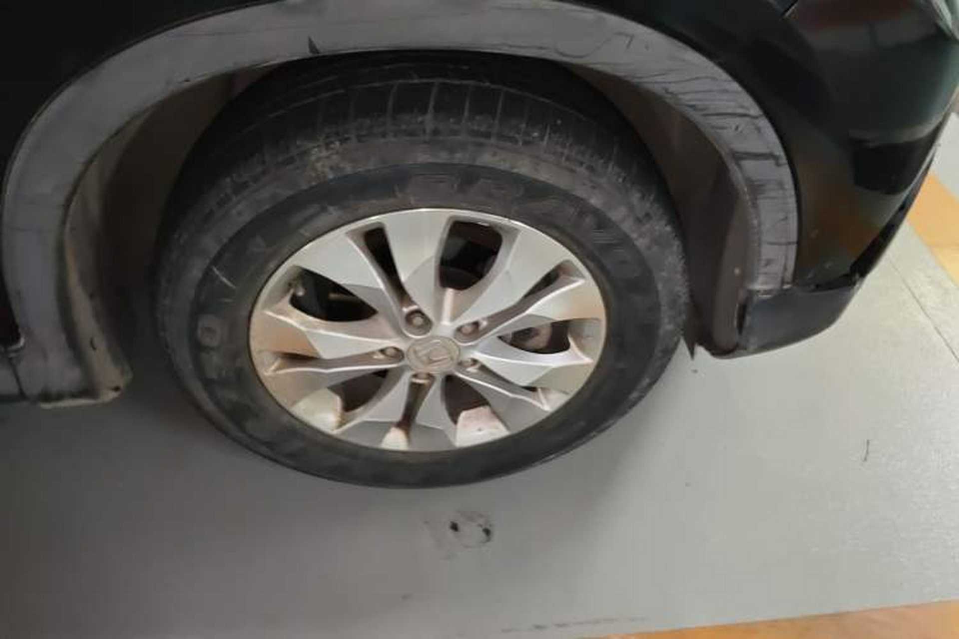 Used Honda CR-V 2012 2.4L four-wheel drive luxury version Right Front Wheel Hub
