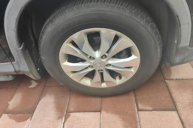 Used Honda CR-V 2012 2.4L four-wheel drive luxury version Right Front Wheel Hub