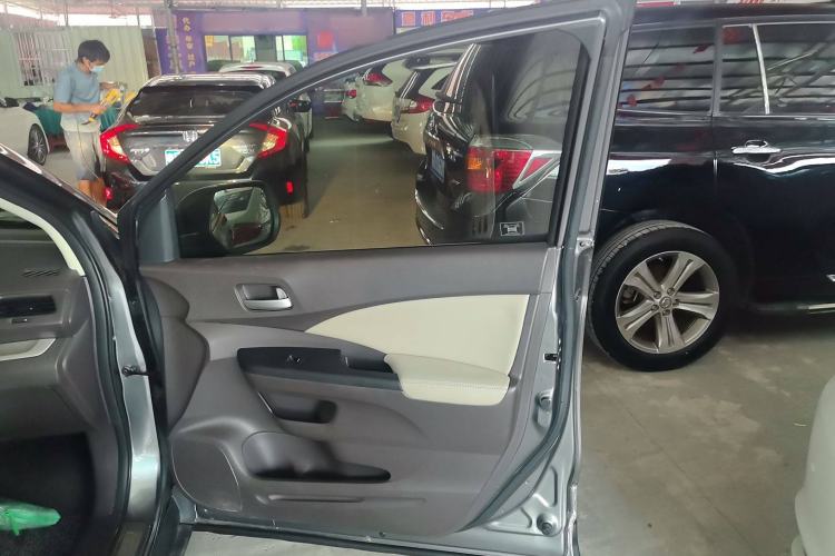 Used Honda CR-V 2012 2.0L two-wheel drive urban version Interior 2