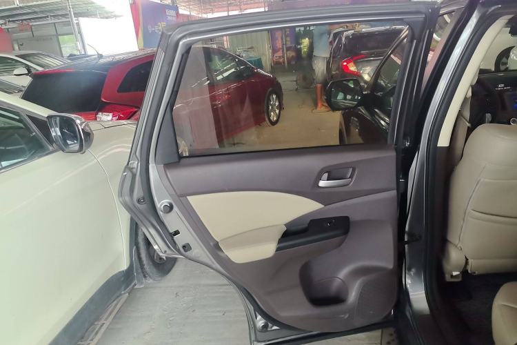 Used Honda CR-V 2012 2.0L two-wheel drive urban version Interior 5