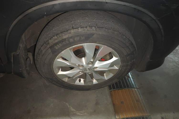Used Honda CR-V 2012 2.4L four-wheel drive luxury version Right Front Wheel Hub