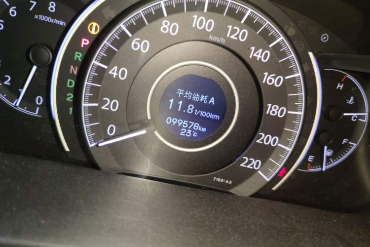 Used Honda CR-V 2012 2.0L two-wheel drive urban version Odometer Close Up