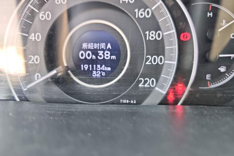 Used Honda CR-V 2012 2.0L two-wheel drive urban version Odometer Close Up