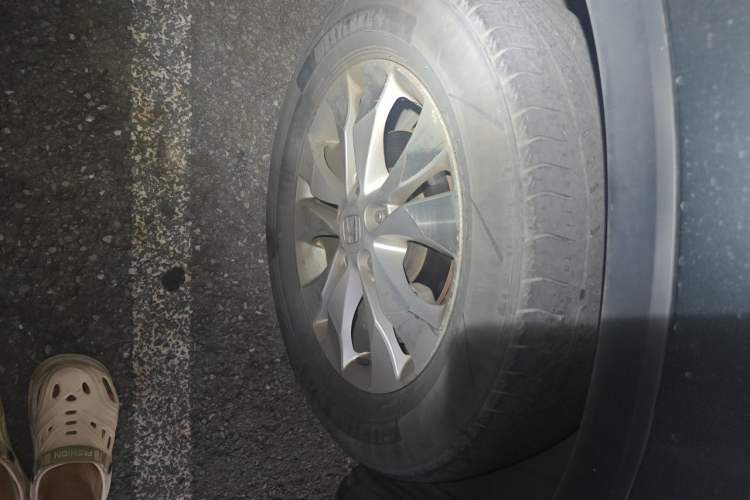 Used Honda CR-V 2012 2.4L four-wheel drive luxury version Right Front Wheel Hub