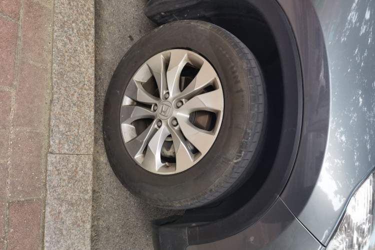 Used Honda CR-V 2012 2.4L four-wheel drive luxury version Right Front Wheel Hub