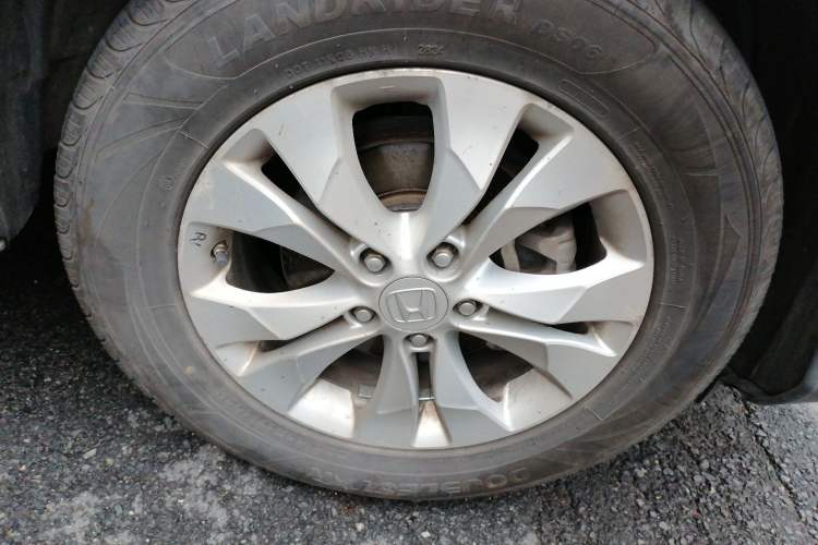 Used Honda CR-V 2012 2.4L four-wheel drive luxury version Right Front Wheel Hub