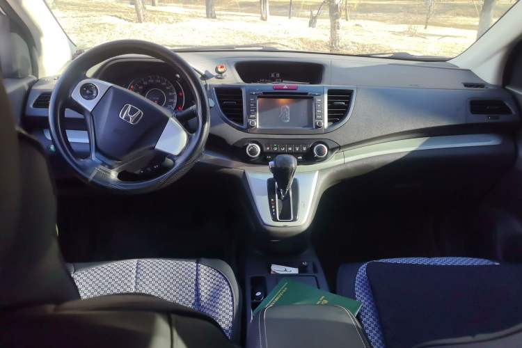 Used Honda CR-V 2012 2.0L two-wheel drive urban version Center Console