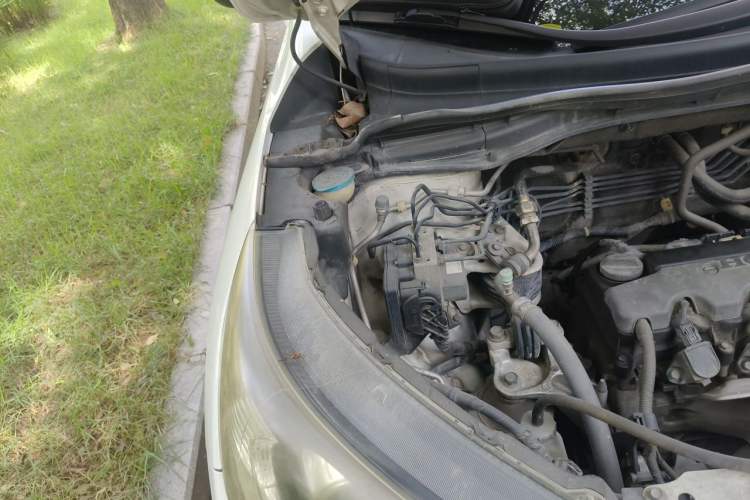 Used Honda CR-V 2012 2.0L two-wheel drive urban version Engine Bay Right