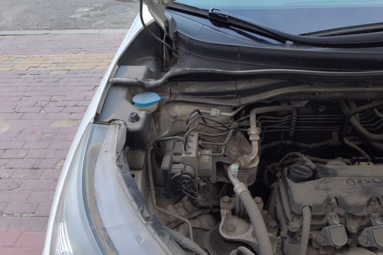 Used Honda CR-V 2012 2.0L two-wheel drive urban version Engine Bay Right