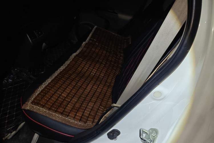 Used Honda CR-V 2012 2.0L two-wheel drive urban version Left Rear Seat