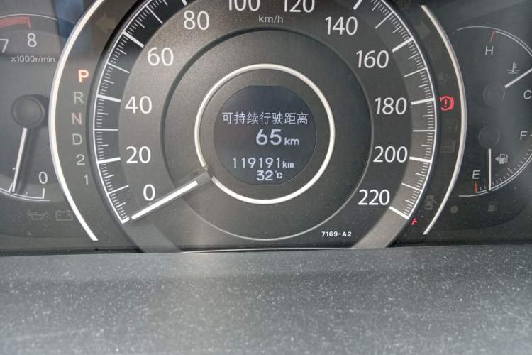 Used Honda CR-V 2012 2.0L two-wheel drive urban version Odometer Close Up