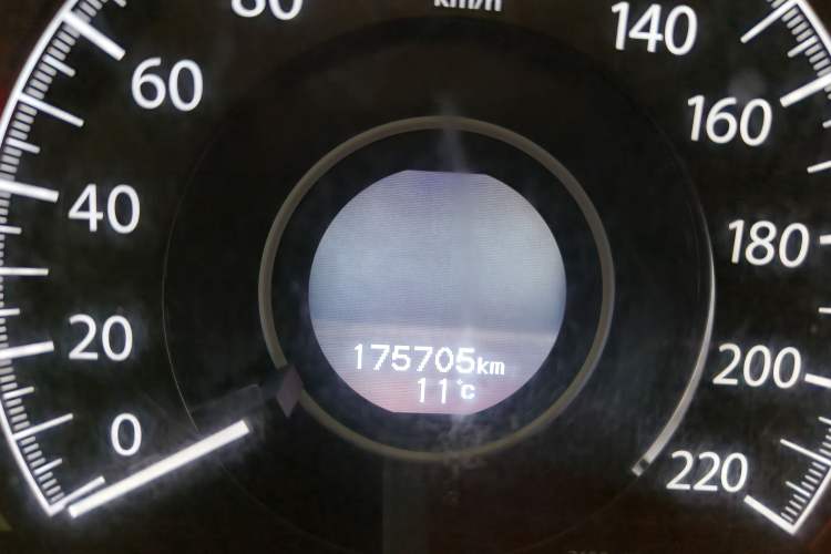 Used Honda CR-V 2012 2.4L four-wheel drive luxury version Odometer Close Up