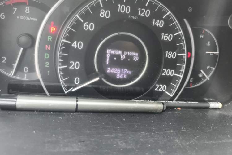Used Honda CR-V 2012 2.0L two-wheel drive urban version Odometer Close Up