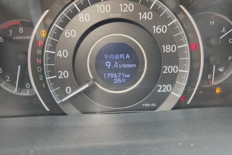 Used Honda CR-V 2012 2.0L two-wheel drive urban version Odometer Close Up