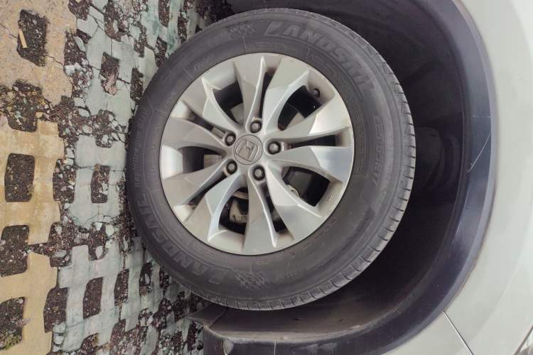 Used Honda CR-V 2012 2.4L four-wheel drive luxury version Right Front Wheel Hub