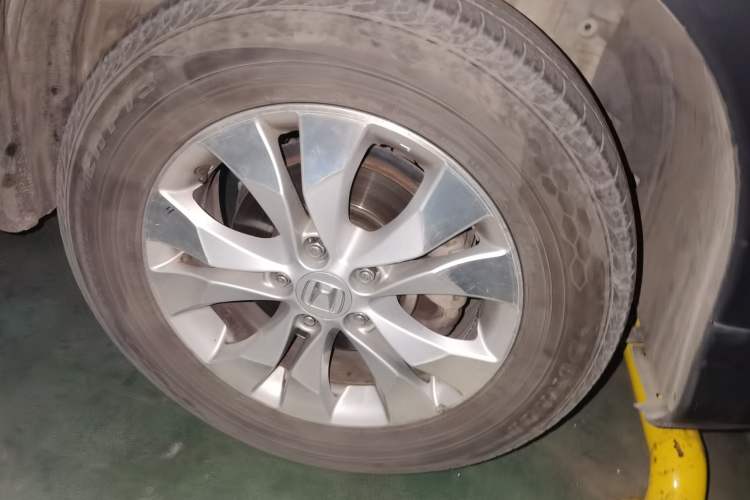 Used Honda CR-V 2012 2.4L four-wheel drive luxury version Right Front Wheel Hub