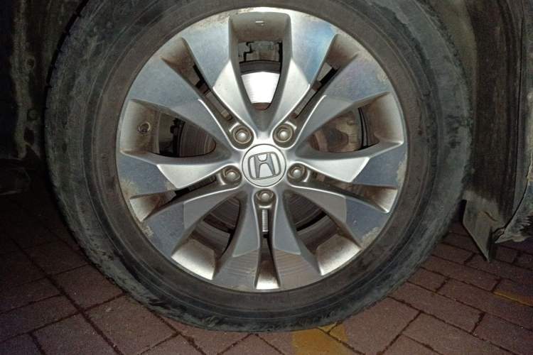 Used Honda CR-V 2012 2.4L four-wheel drive luxury version Right Front Wheel Hub