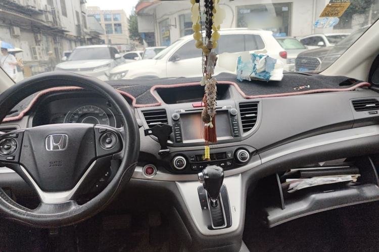 Used Honda CR-V 2013 2.4L two-wheel drive luxury version Center Console