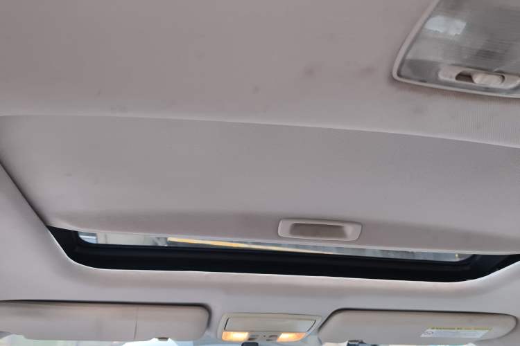 Used Honda CR-V 2013 2.4L two-wheel drive luxury version Headliner