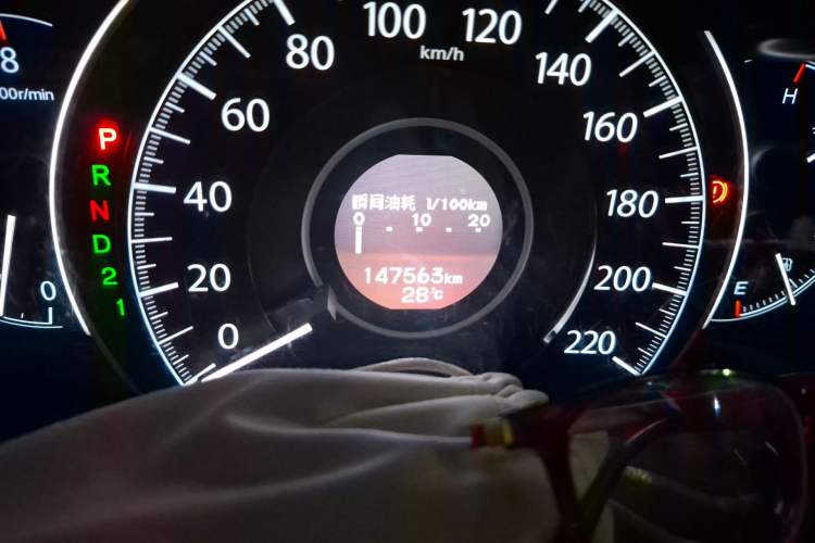 Used Honda CR-V 2013 2.4L two-wheel drive luxury version Odometer Close Up
