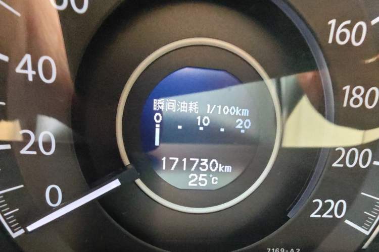 Used Honda CR-V 2013 2.4L two-wheel drive luxury version Odometer Close Up