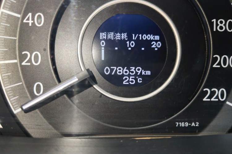Used Honda CR-V 2013 2.4L two-wheel drive luxury version Odometer Close Up