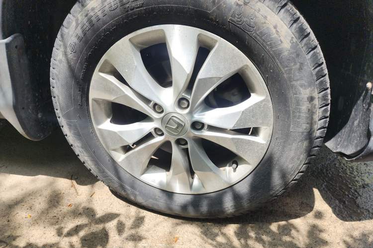 Used Honda CR-V 2013 2.4L two-wheel drive luxury version Right Front Wheel Hub