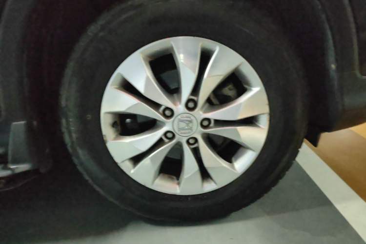 Used Honda CR-V 2013 2.4L four-wheel drive luxury version Right Front Wheel Hub