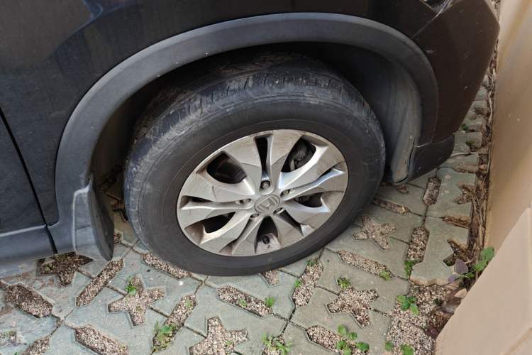 Used Honda CR-V 2013 2.4L four-wheel drive luxury version Right Front Wheel Hub