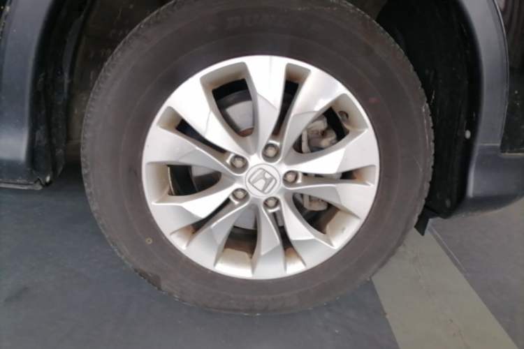 Used Honda CR-V 2013 2.4L two-wheel drive luxury version Right Front Wheel Hub