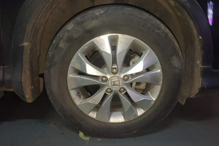 Used Honda CR-V 2013 2.4L four-wheel drive luxury version Right Front Wheel Hub