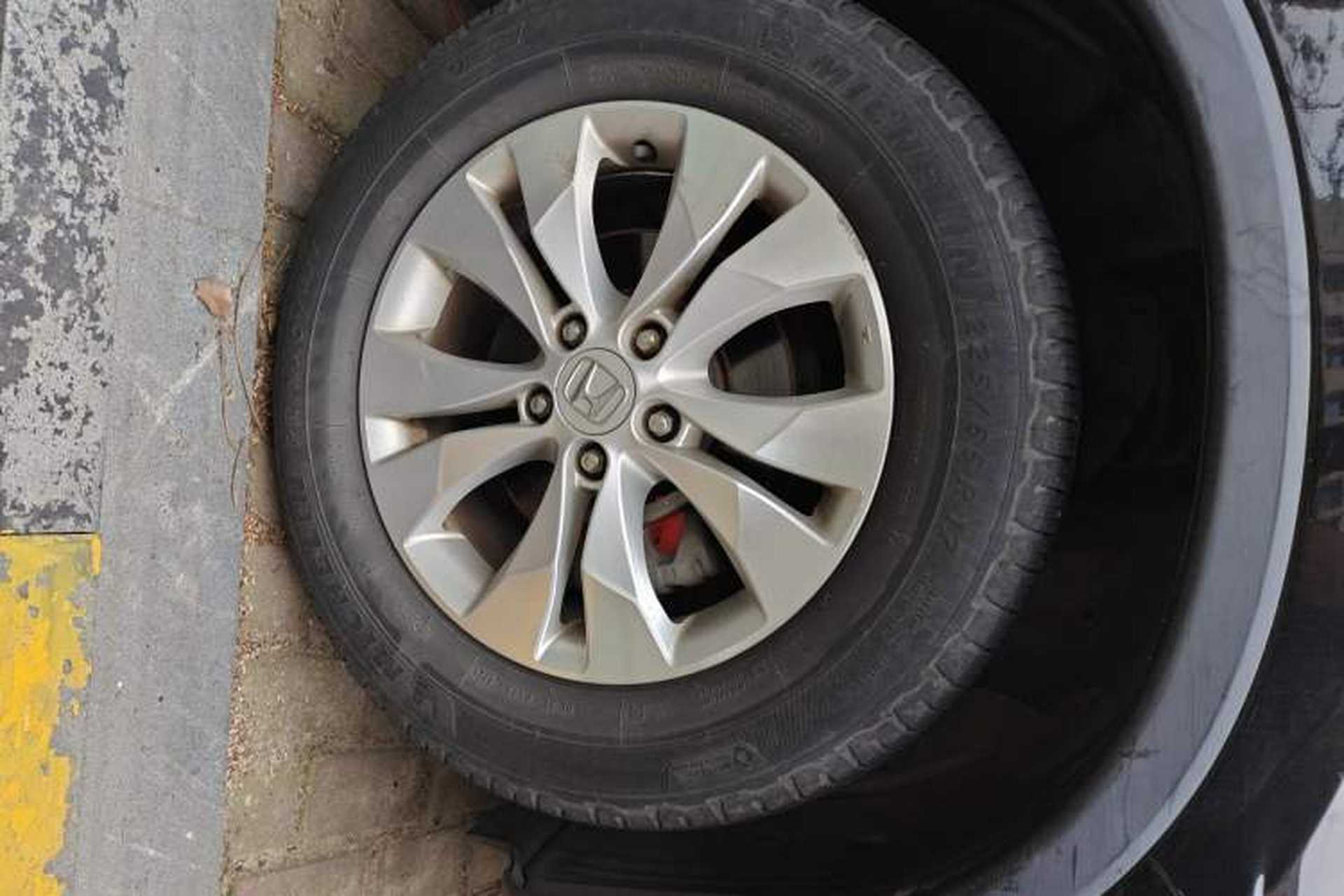Used Honda CR-V 2013 2.4L four-wheel drive luxury version Right Front Wheel Hub