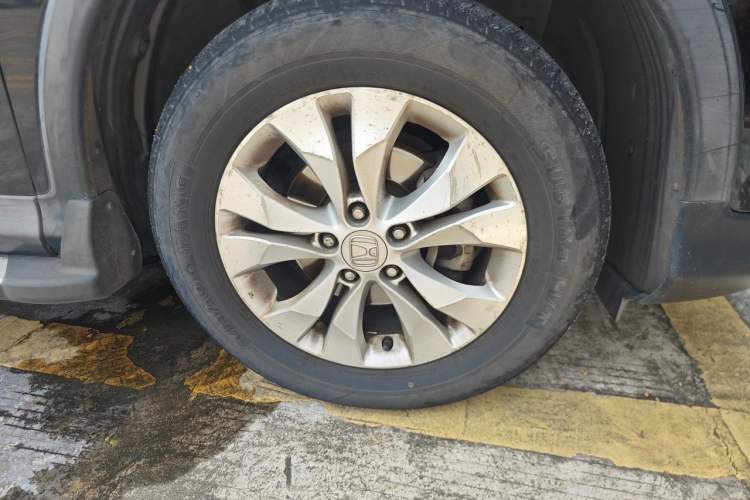 Used Honda CR-V 2013 2.4L four-wheel drive luxury version Right Front Wheel Hub