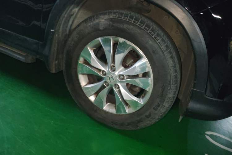 Used Honda CR-V 2013 2.4L four-wheel drive luxury version Right Front Wheel Hub