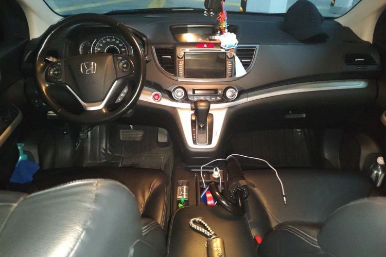 Used Honda CR-V 2013 2.4L two-wheel drive luxury version Center Console