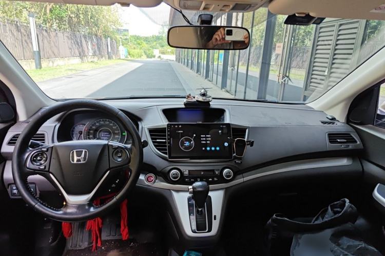 Used Honda CR-V 2013 2.4L two-wheel drive luxury version Center Console