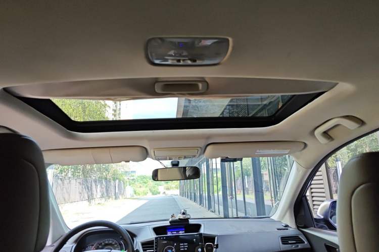Used Honda CR-V 2013 2.4L two-wheel drive luxury version Headliner