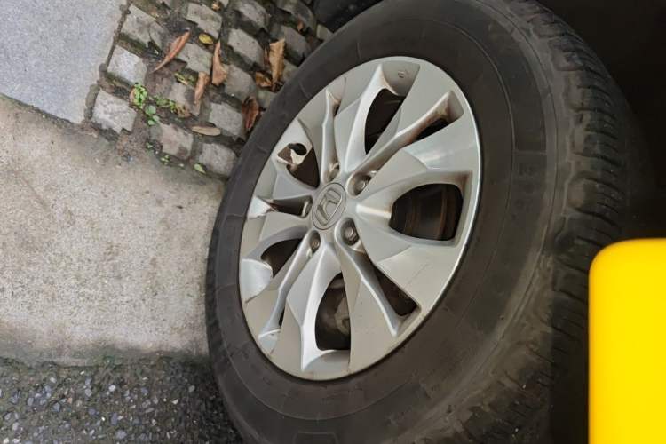 Used Honda CR-V 2013 2.4L two-wheel drive luxury version Right Front Wheel Hub