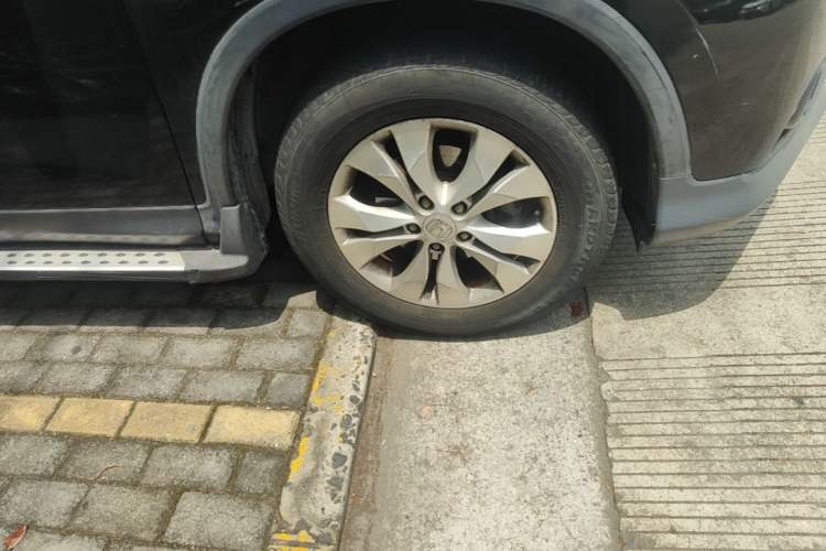 Used Honda CR-V 2013 2.4L four-wheel drive luxury version Right Front Wheel Hub