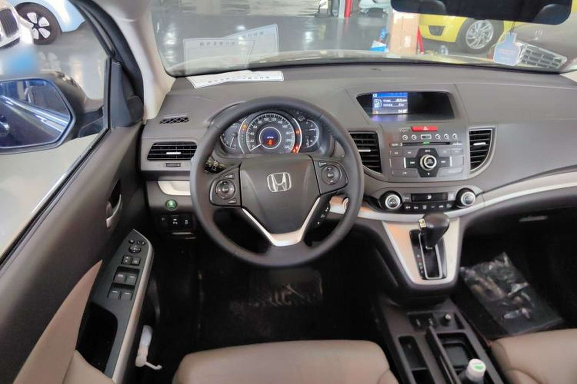 Used Honda CR-V 2013 2.4L two-wheel drive luxury version Center Console