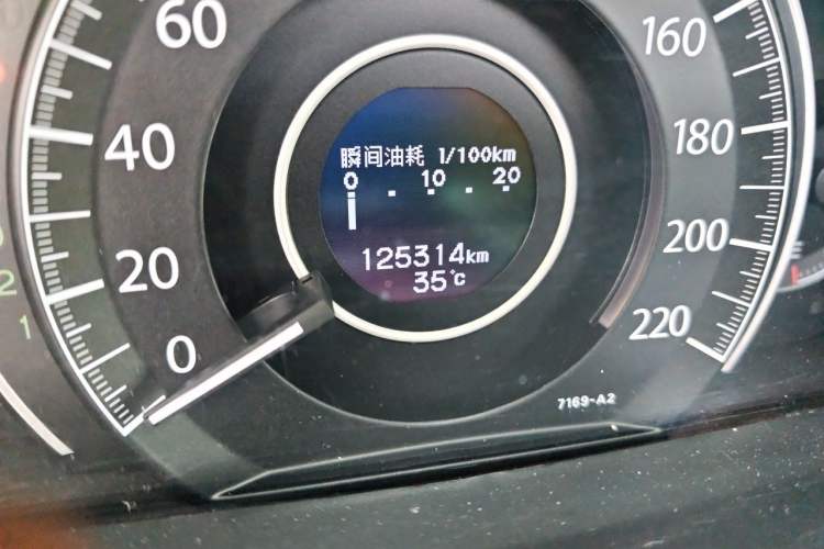 Used Honda CR-V 2013 2.4L two-wheel drive luxury version Odometer Close Up