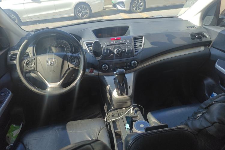 Used Honda CR-V 2013 2.4L two-wheel drive luxury version Center Console