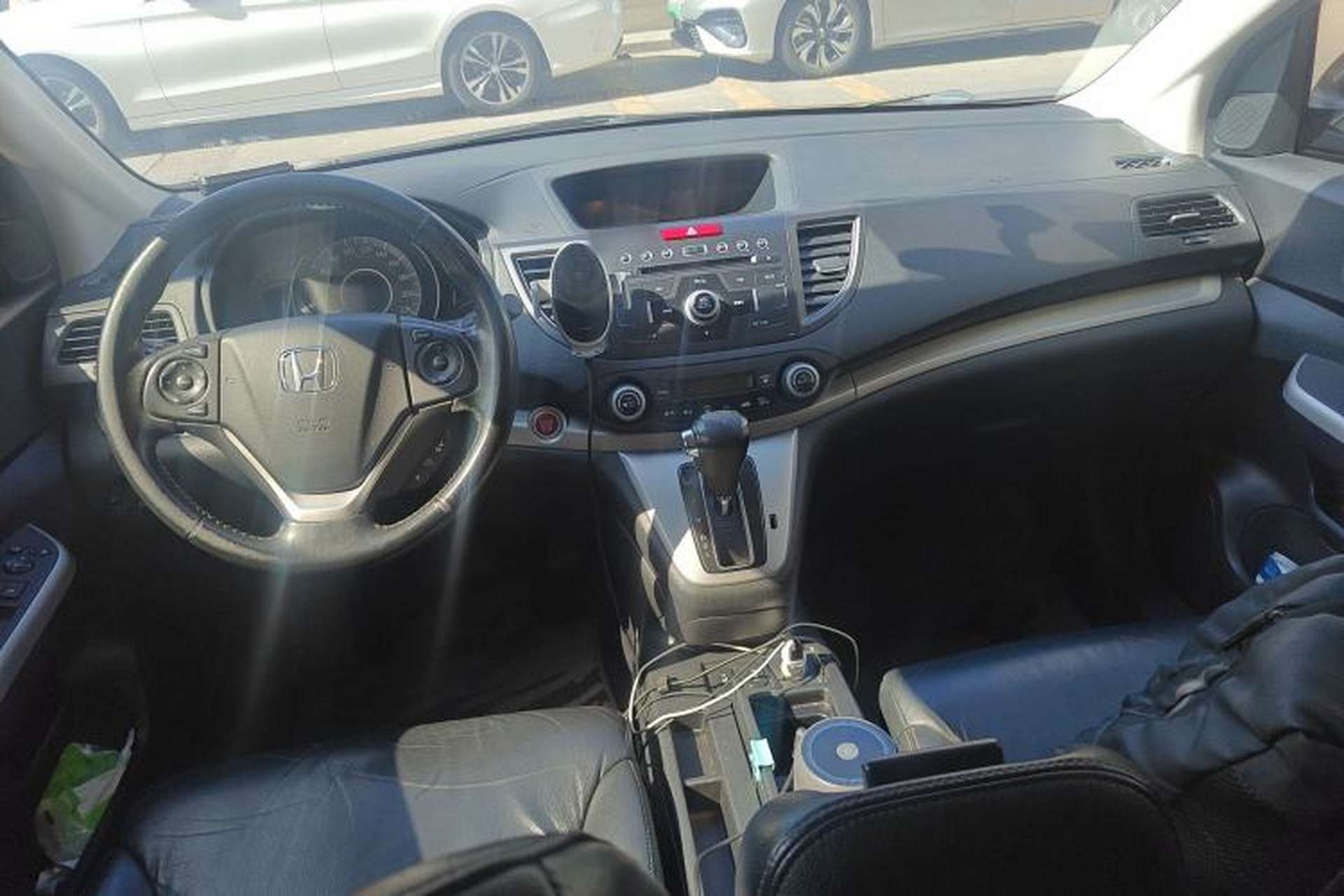 Used Honda CR-V 2013 2.4L two-wheel drive luxury version Center Console