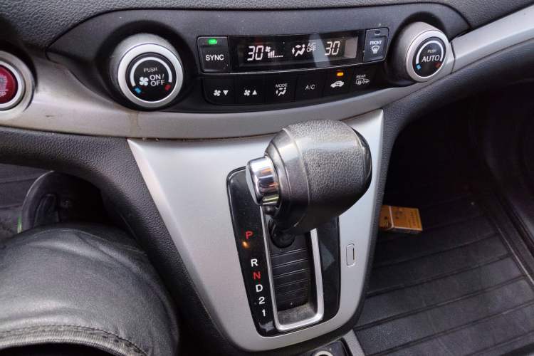 Used Honda CR-V 2013 2.4L four-wheel drive luxury version Gear Lever